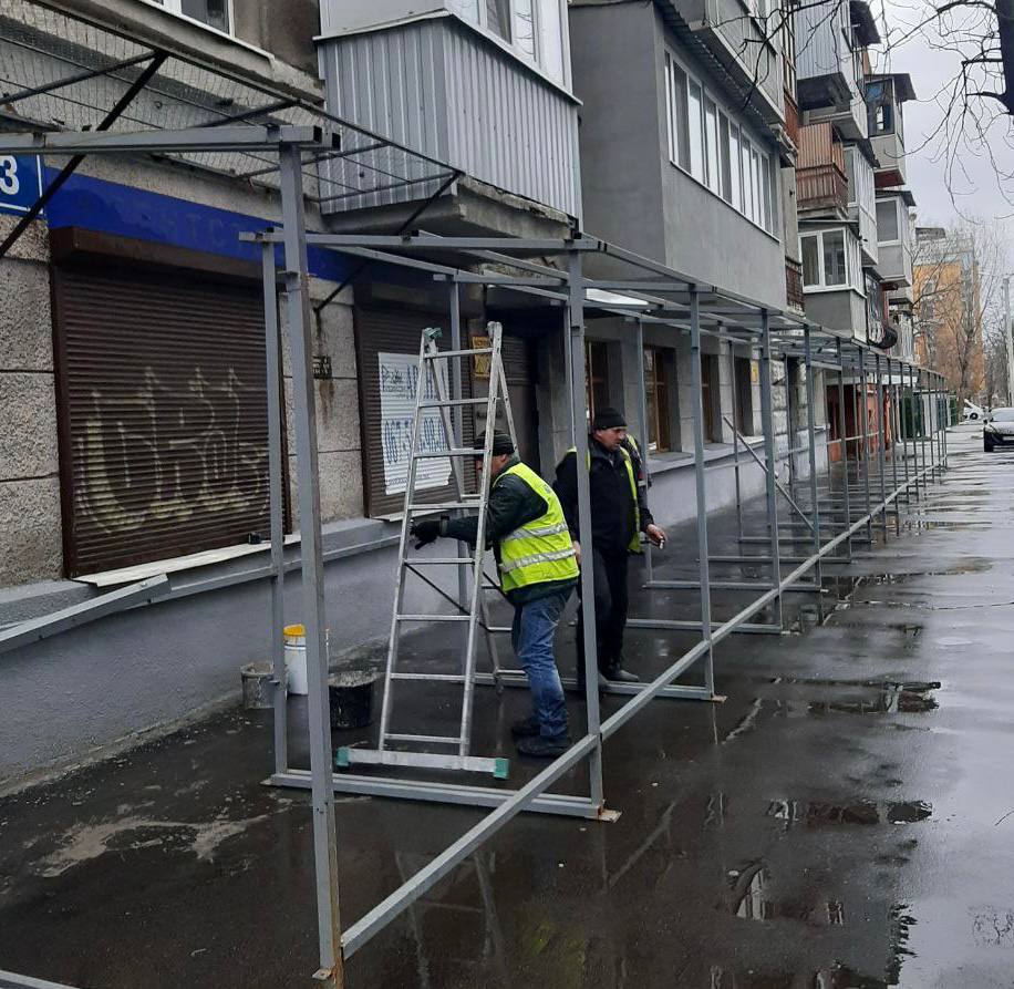 У зданий в Харькове устанавливают переходы для защиты пешеходов (фото)