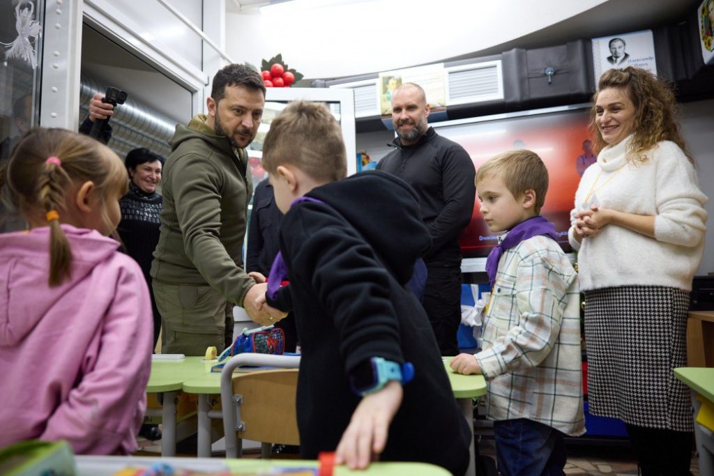 Зеленский побывал в метро Харькова: смотрел, как учатся дети (фото, видео)