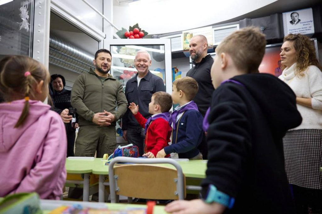 “Хороша, емоційна зустріч”: Зеленський підбив підсумки візиту на Харківщину