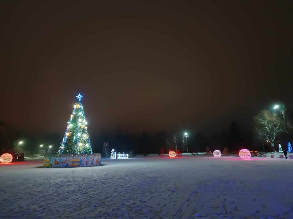 В городе на Харьковщине на Рождество засияла елка (фото)