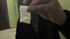 У Харкові вночі патрульні піймали 5 людей з наркотиками (фото)