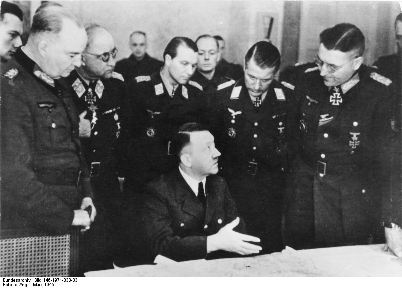 Гітлер з військовими у 1945