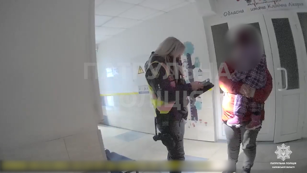 У Харкові ввечері везли дитину в лікарню в супроводі копів (відео)