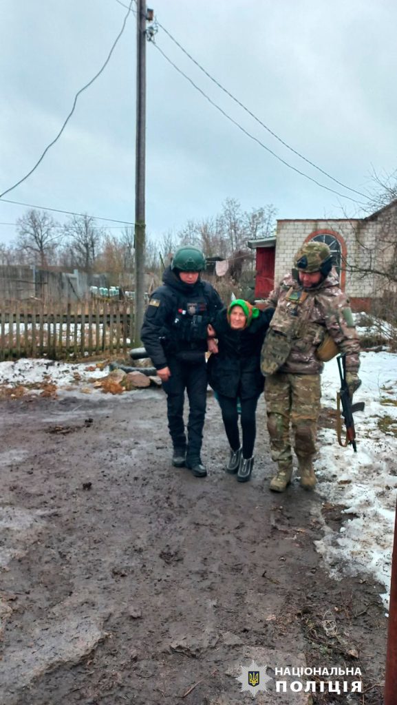 З Куп’янщини евакуювали одиноку жінку, яка травмувала ногу (фото)