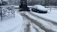 Майже дві тисячі комунальників усувають наслідки снігопаду в Харкові