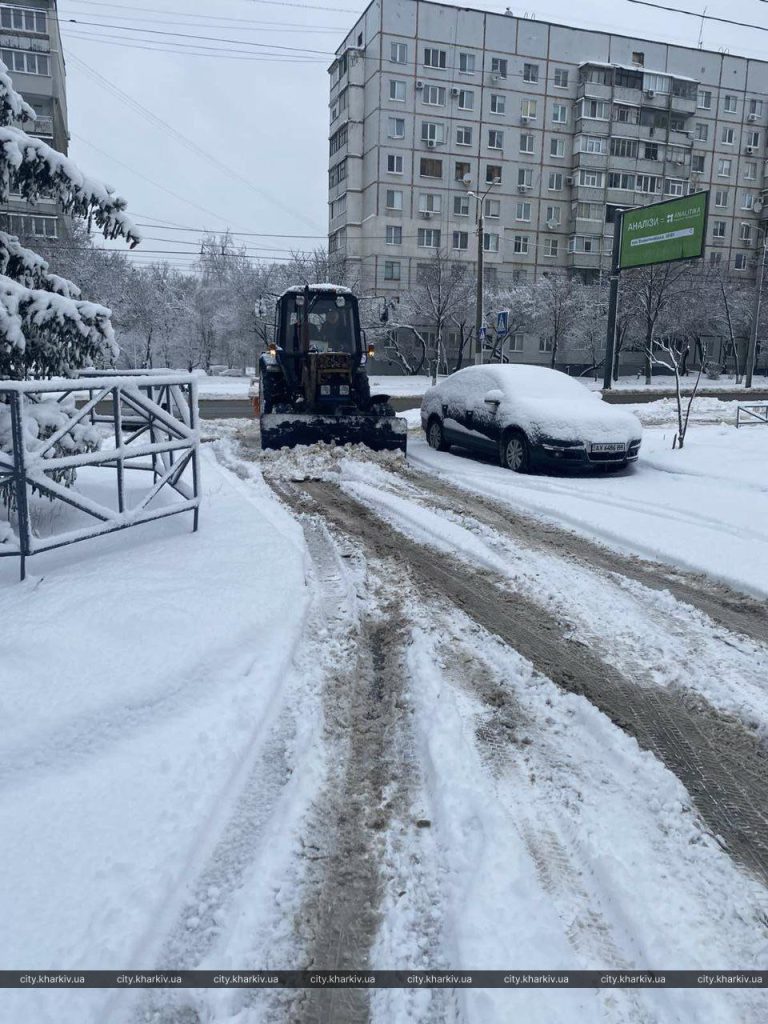 Майже дві тисячі комунальників усувають наслідки снігопаду в Харкові