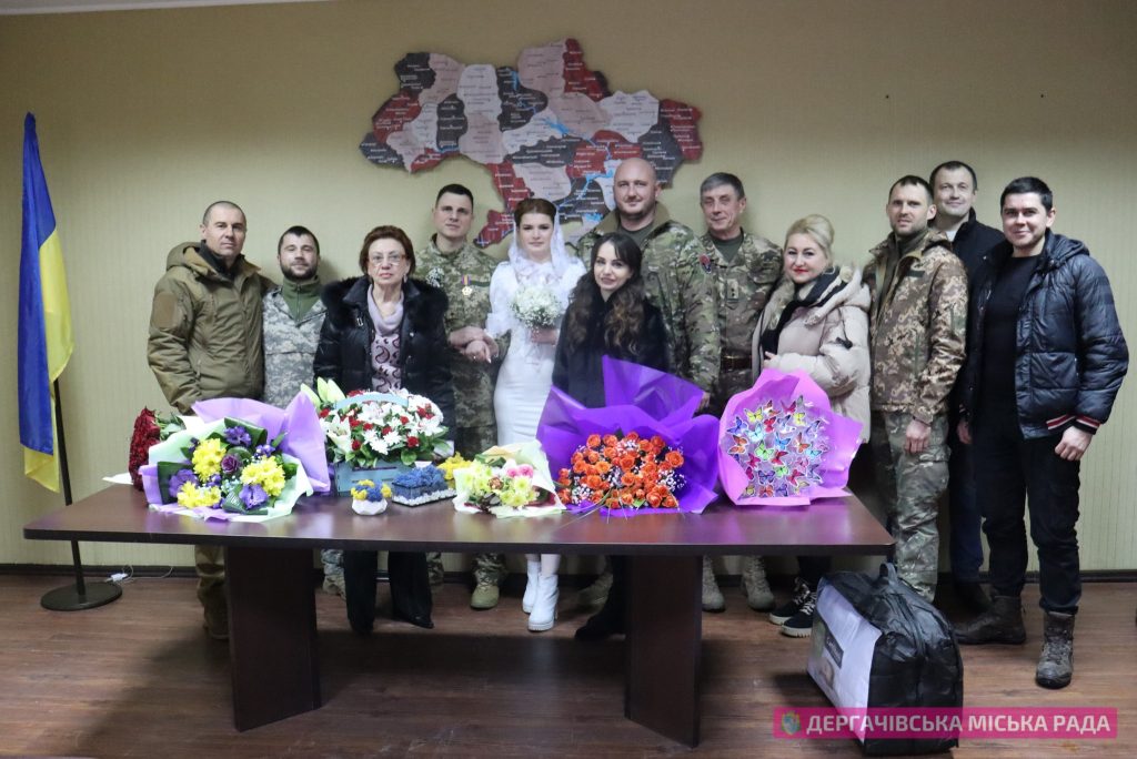 Солдат та лейтенант зіграли весілля на Харківщині (фото)