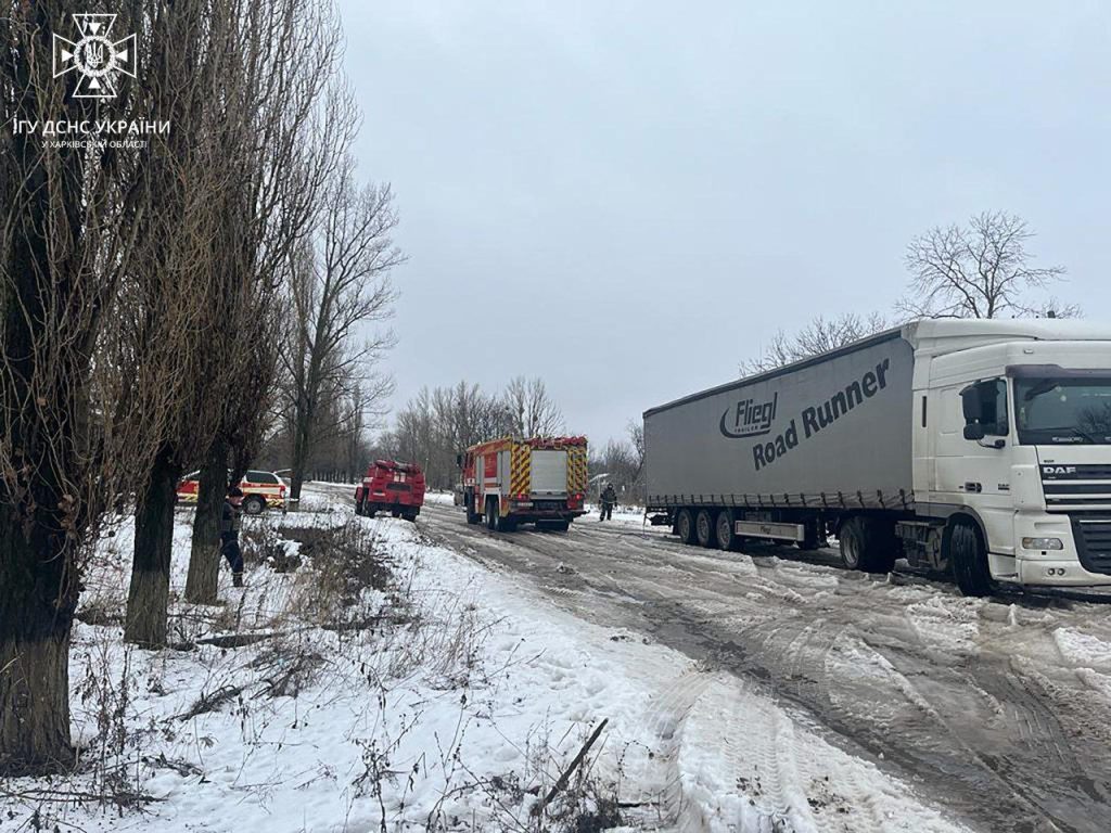 На Харківщині фура з «гуманітаркою» застрягла на слизькій дорозі (фото)