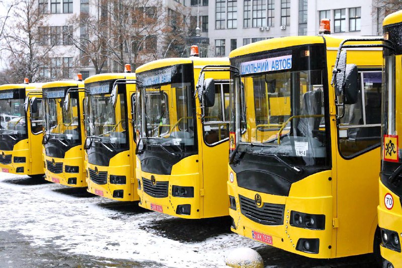 11 шкільних автобусів передали громадам Харківщини (фото)