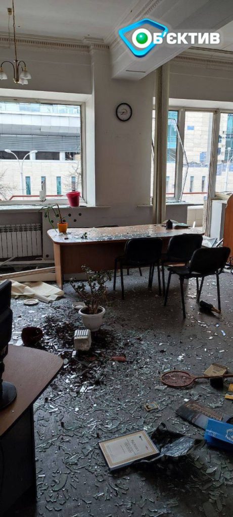 Вибиті вікна й розбита техніка: ньюзрум МГ «Об’єктив» пошкодила РФ у Харкові