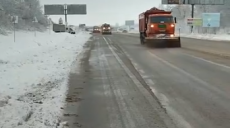 43 тонны соли и поваленные деревья: ситуация на дорогах Харьковщины (видео)