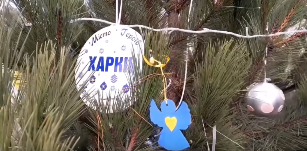 Містам-героям: у Кропивницькому присвятили ялинку Харкову (відео)