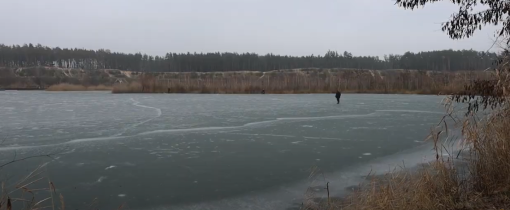 На водоемах – тонкий лед: спасатели предостерегли жителей Харьковщины (видео)