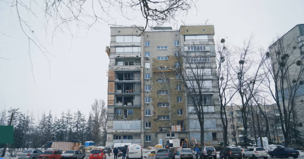 Два разрушенных дома отстраивают за 30 млн грн на Харьковщине: когда завершат