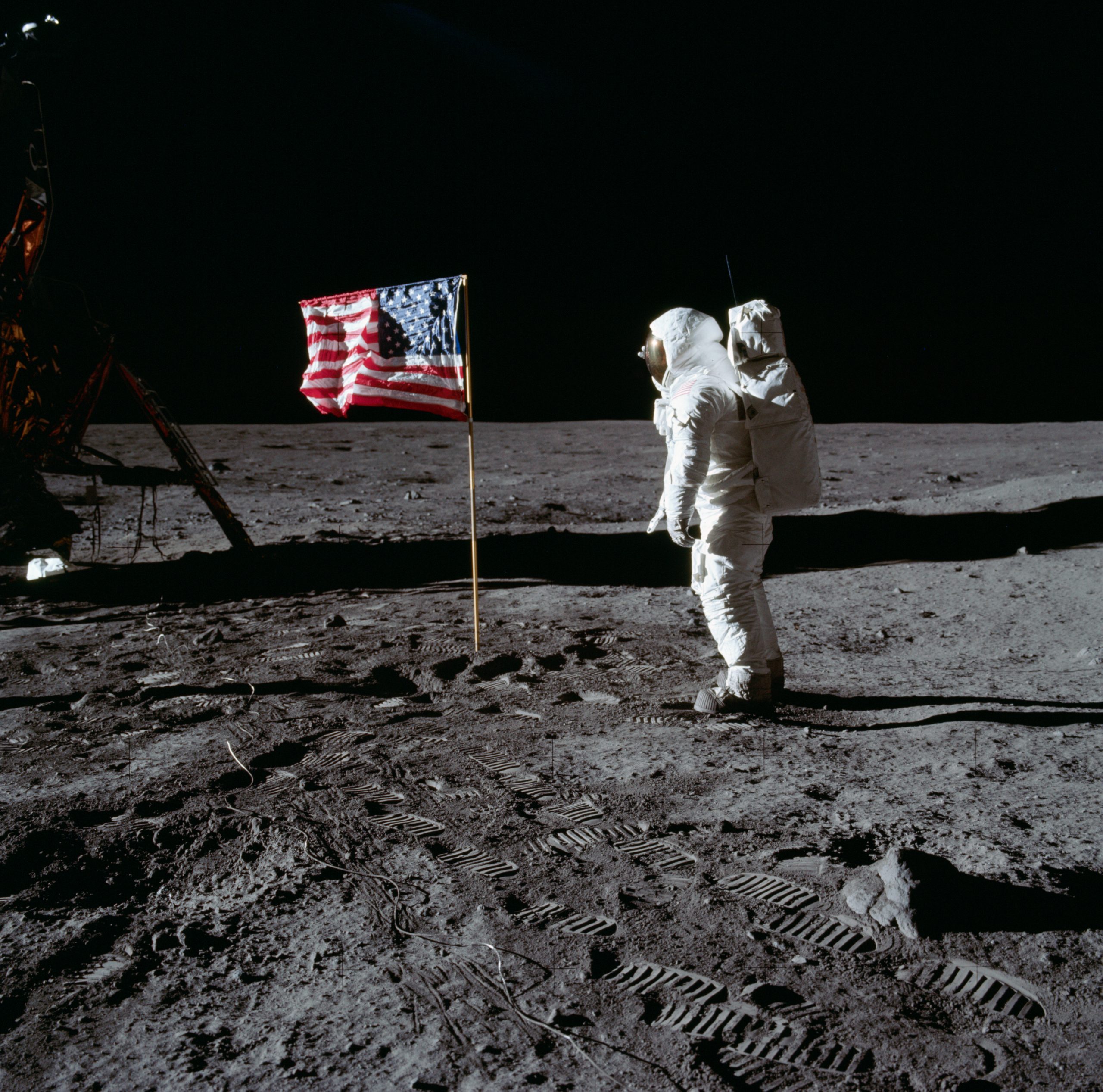 Базз Олдрін на місяць з прапором США