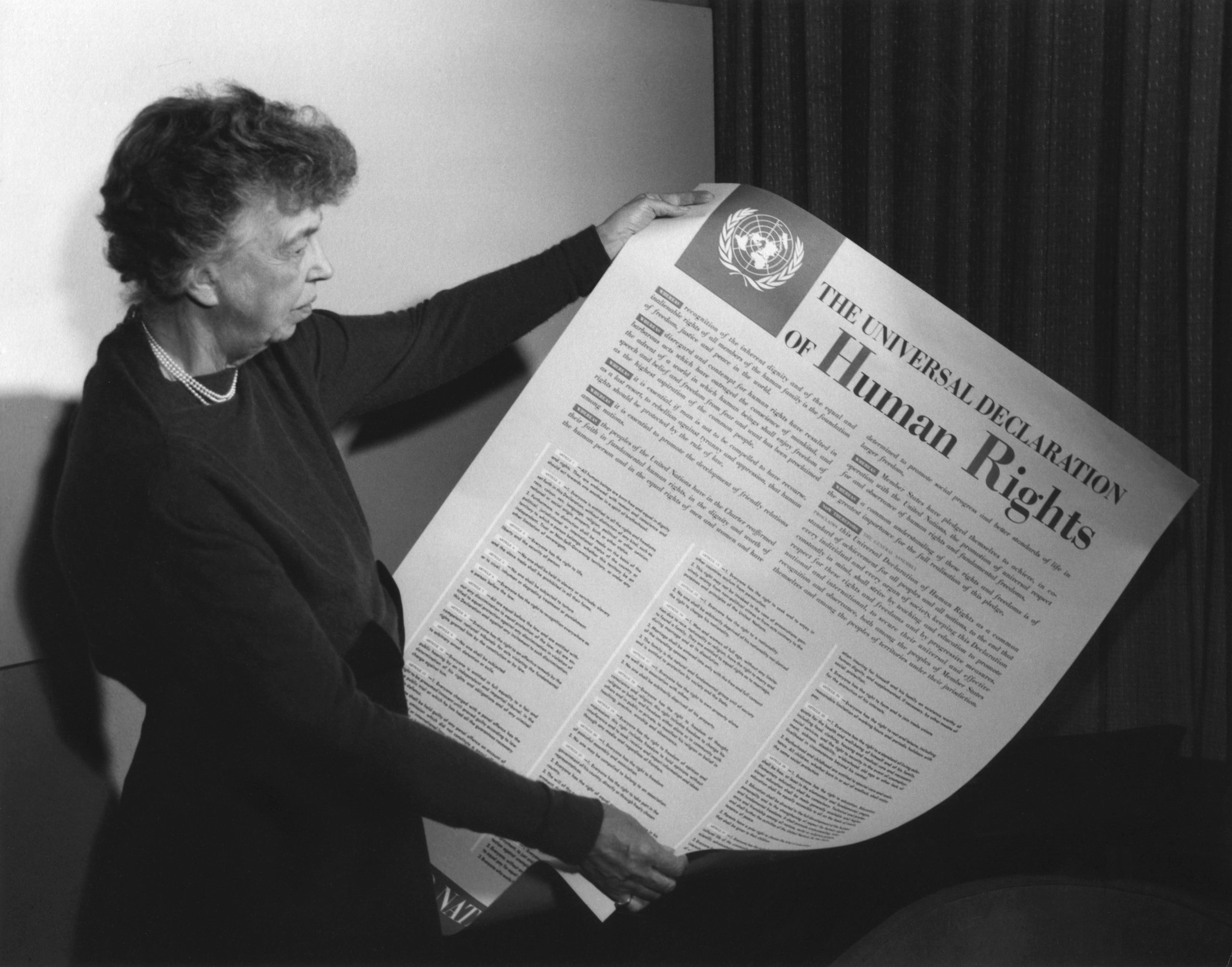 Елеонора Рузвельт тримає Декларацію прав людини 1948 рік