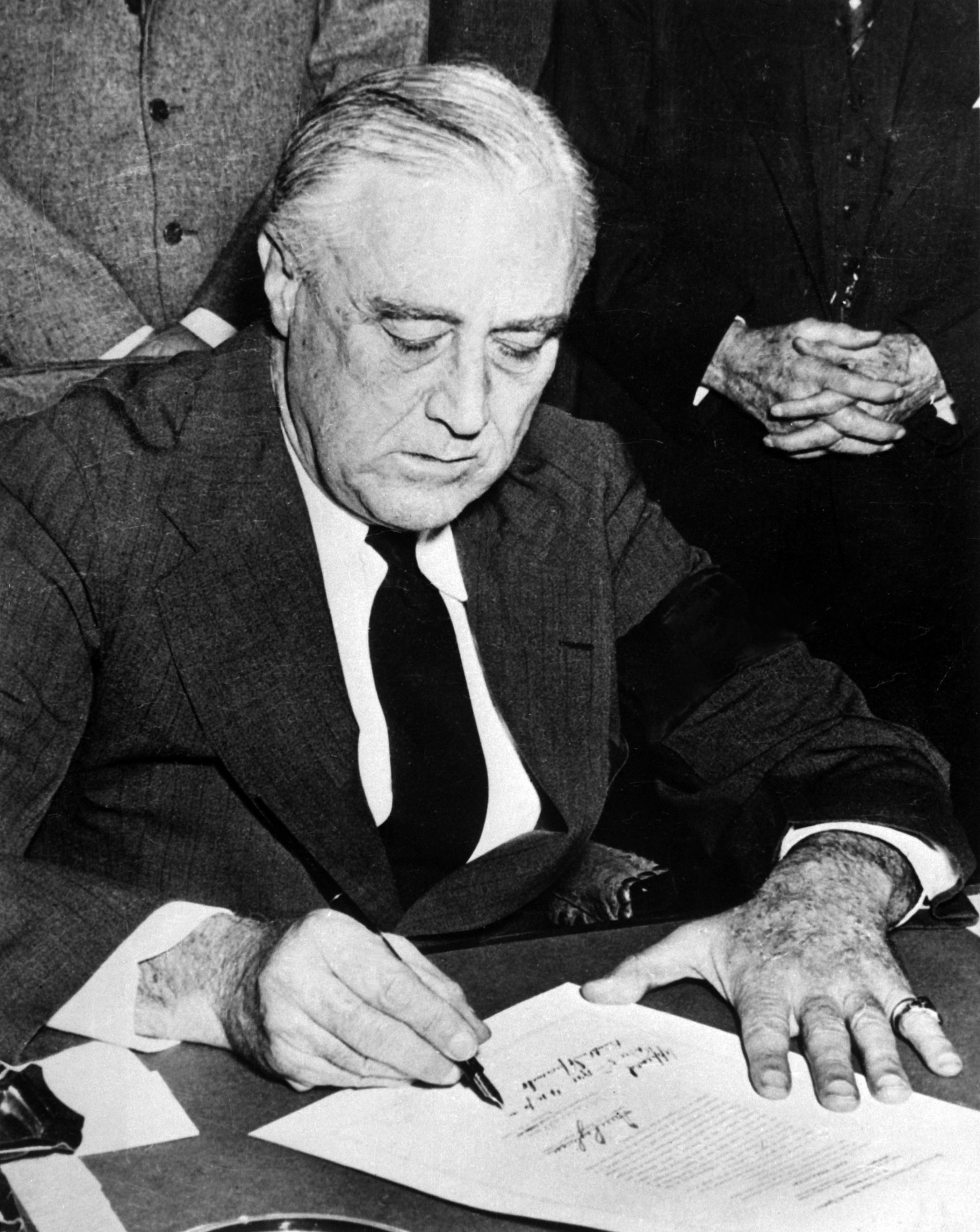 Рузвельт подписывает декларацию о войне с Японией 8 декабря 1941 года