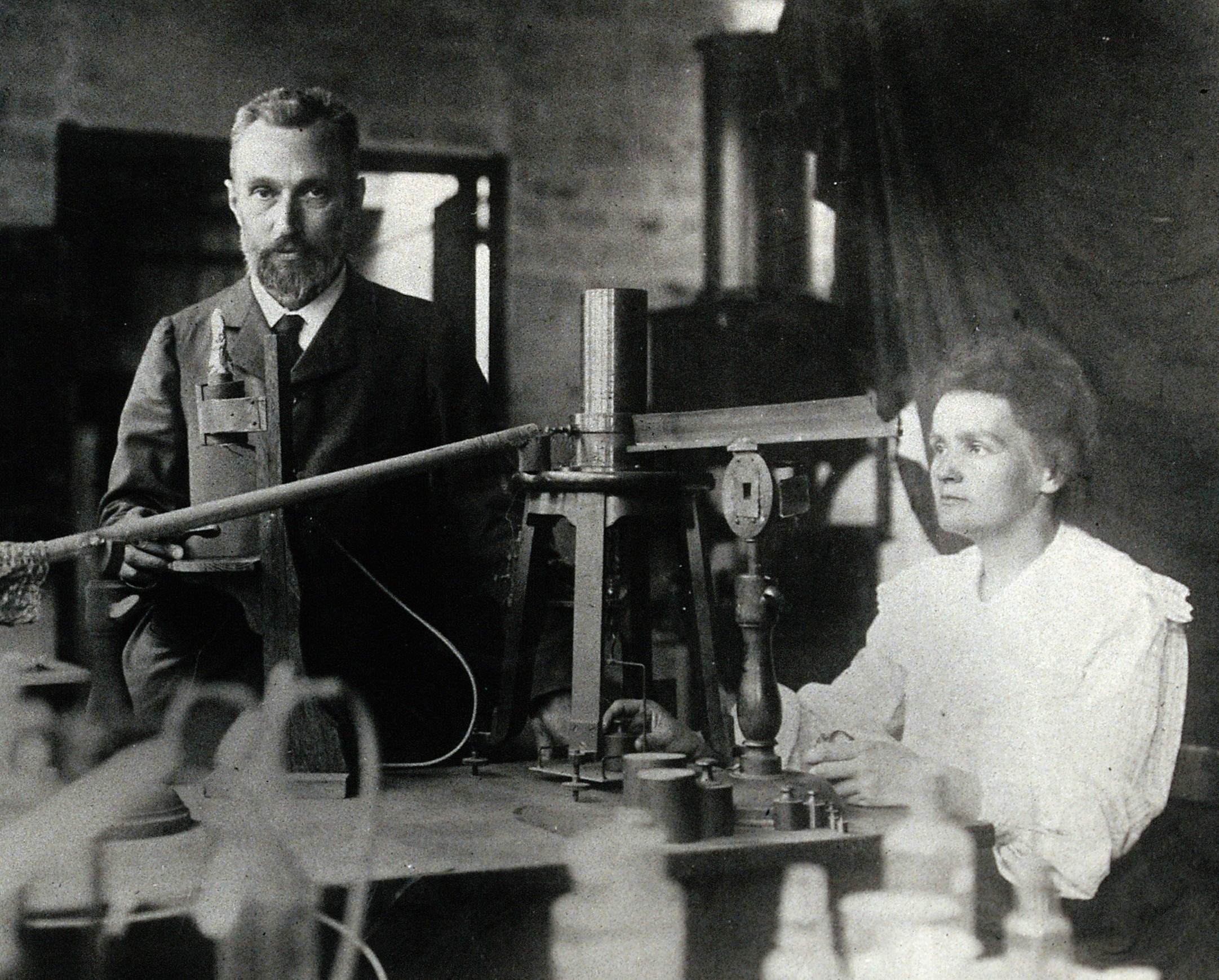 Пьер и Мари Кюри в лаборатории