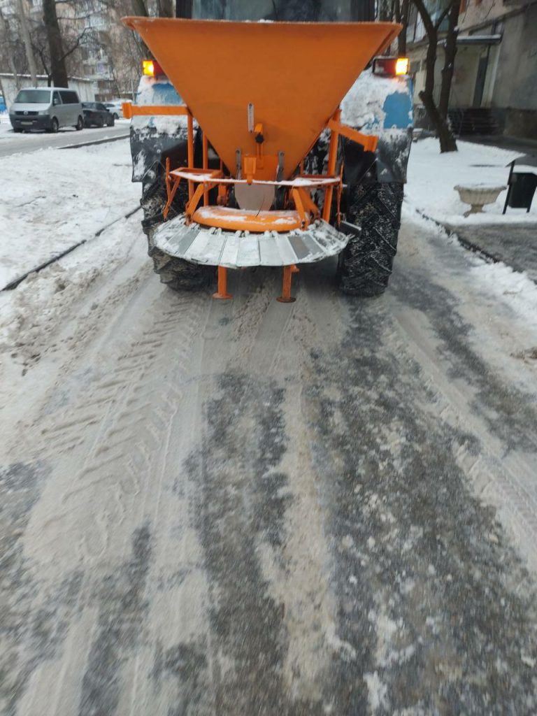 Як харківські комунальники боролися з ожеледицею у вихідні (фото, відео)