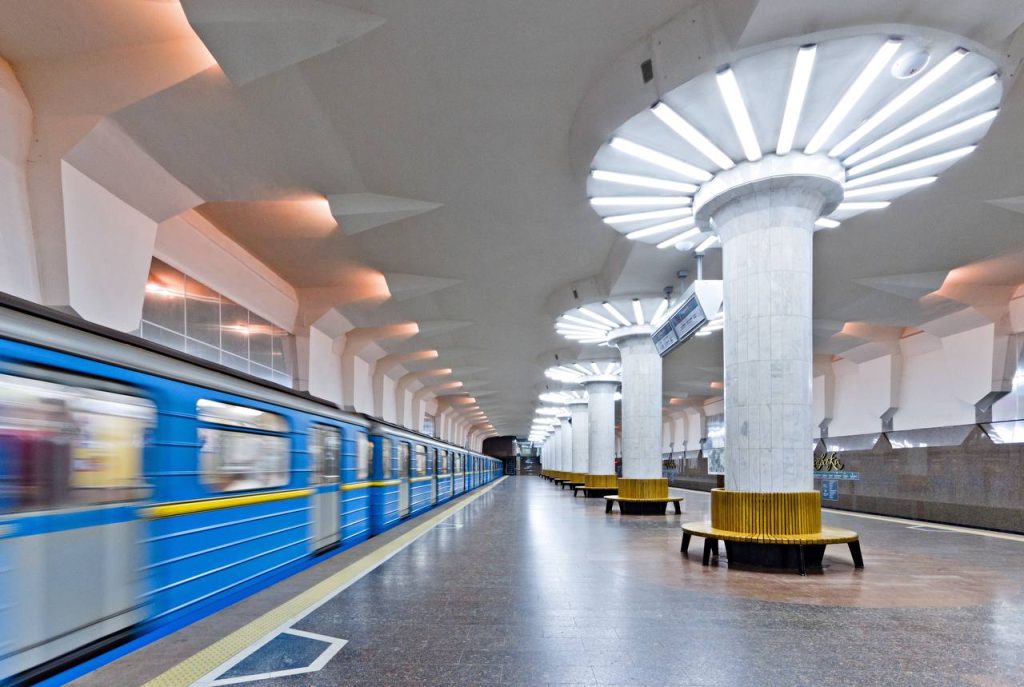 В Харькове завтра утром закроют две станции метро, пустят автобус