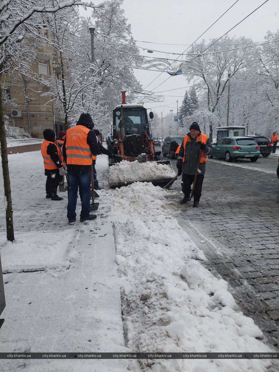 У Харкові комунальники прибирають сніг та борються з ожеледицею (фото)
