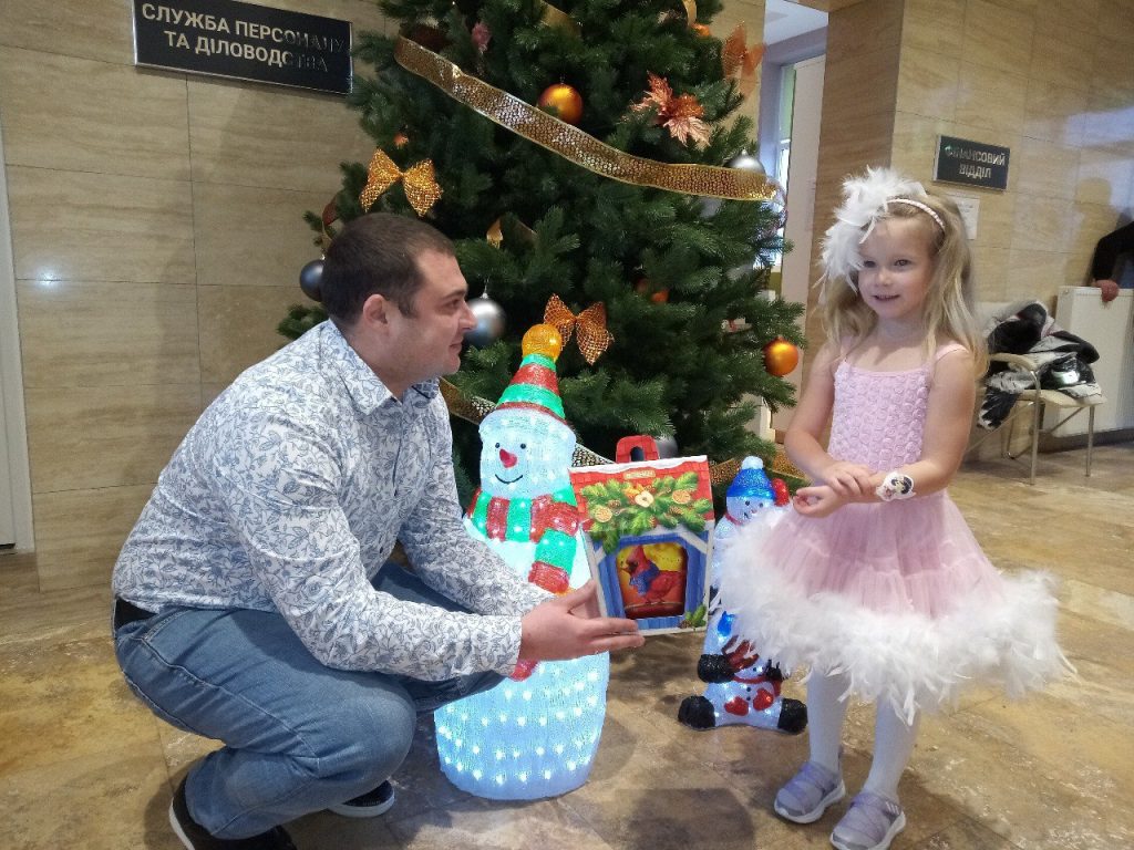 Дети коммунальщиков Харькова получили сладкие подарки