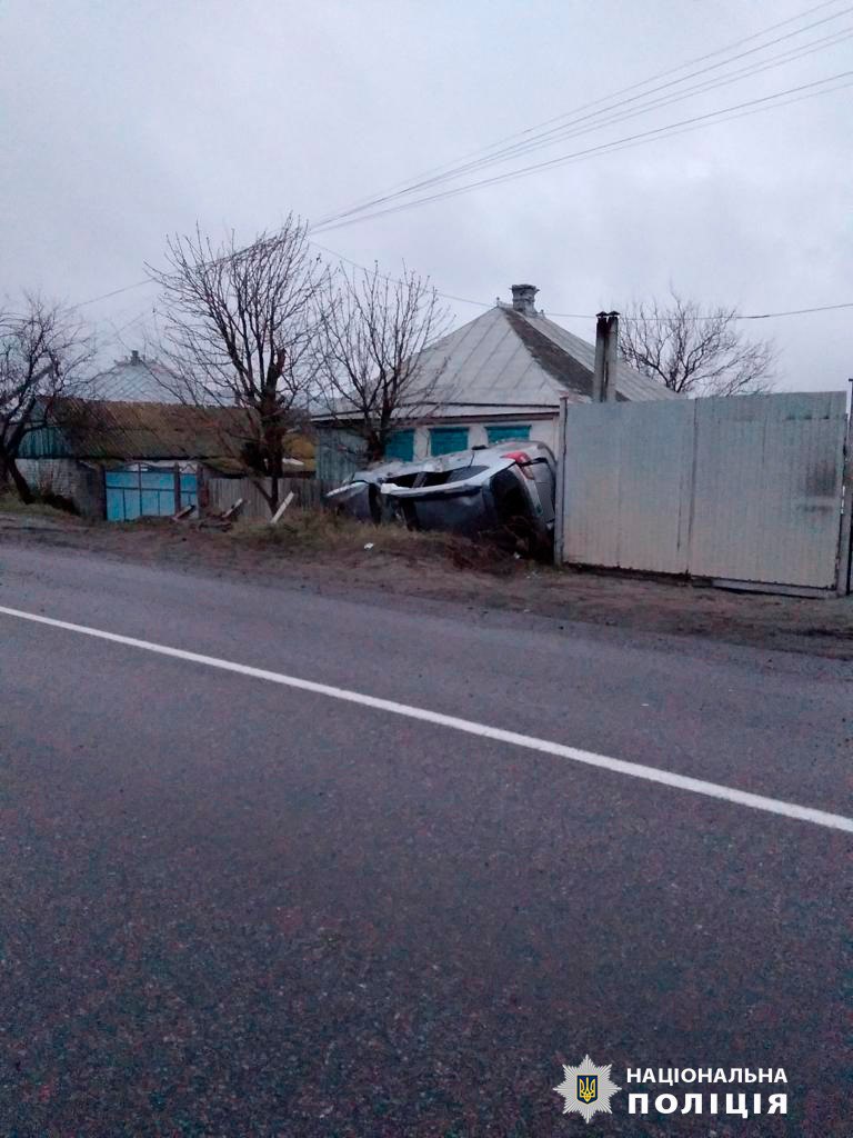 На Харківщині авто в’їхало у стовп і перекинулось: є постраждалі