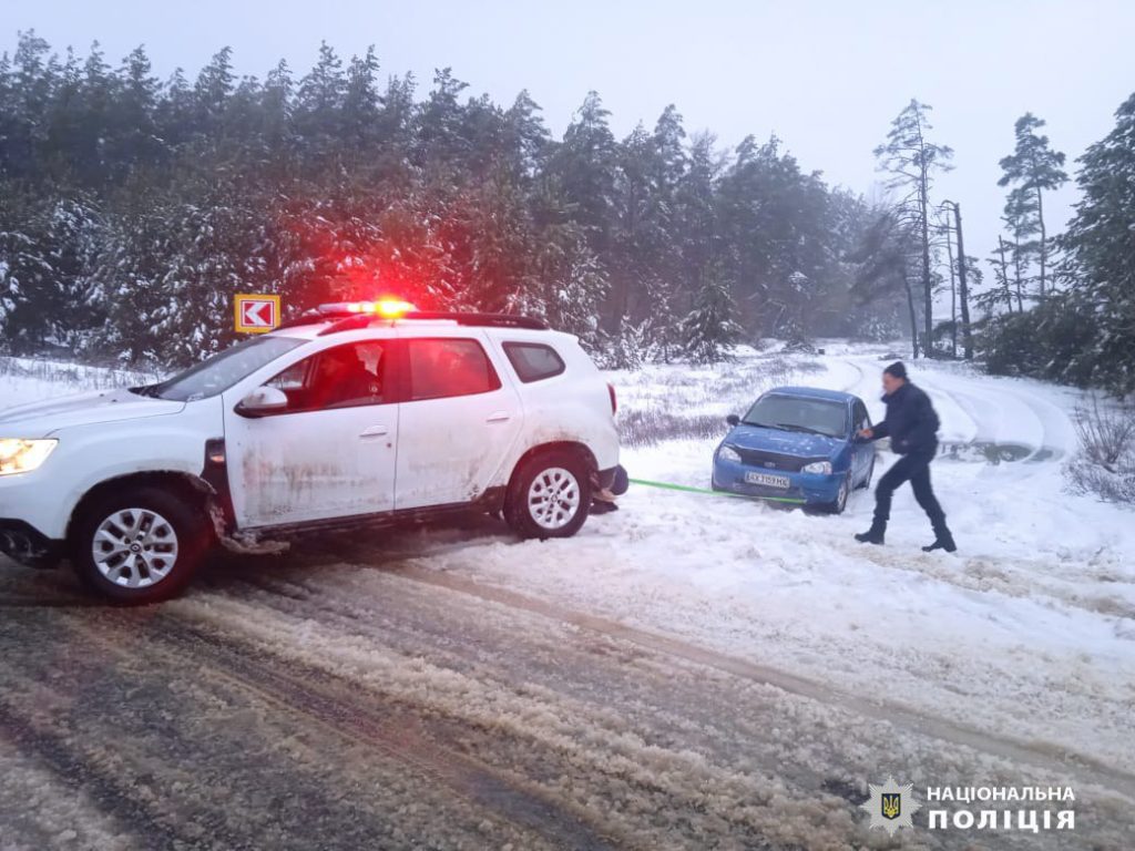 Застрял в сугробе: на Харьковщине копы помогли вытащить авто (фото)