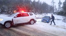Застряг у снігових заметах: на Харківщині копи допомогли витягти авто (фото)