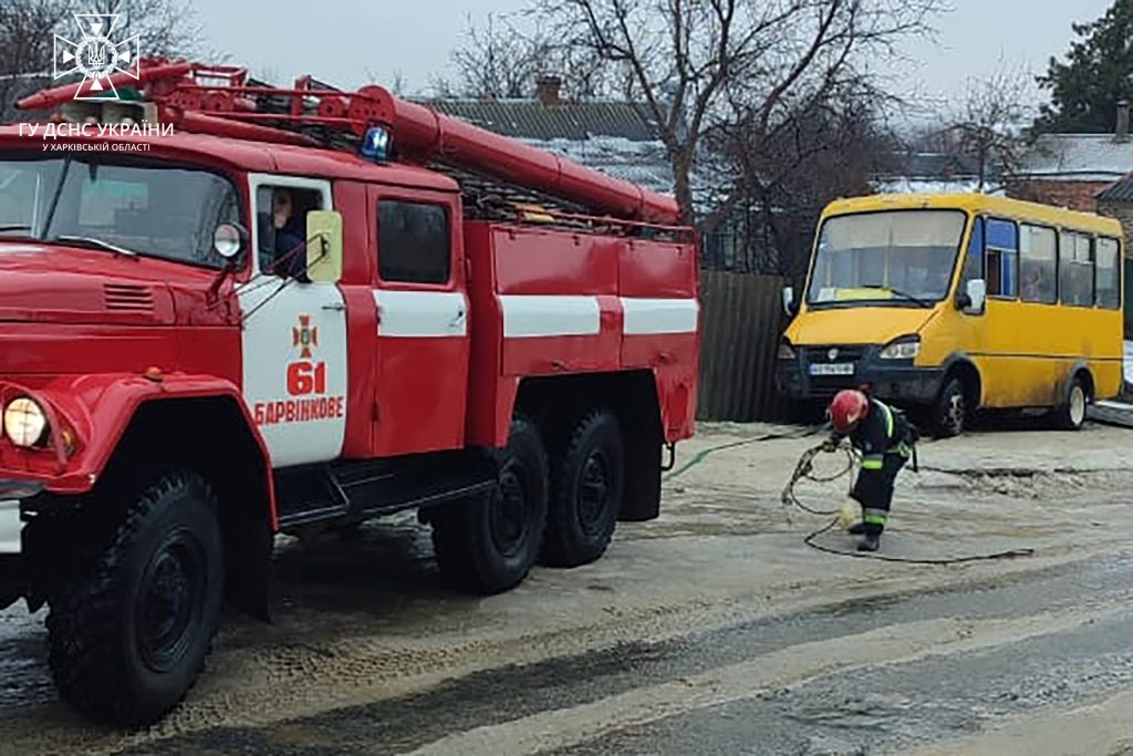 На Харківщині автобус скотився у паркан: пасажирів визволили ДСНСники (фото)