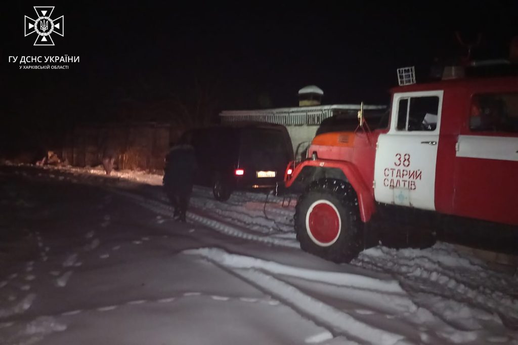 Авто с беременной и детьми  застряло на Харьковщине на обледеневшей дороге