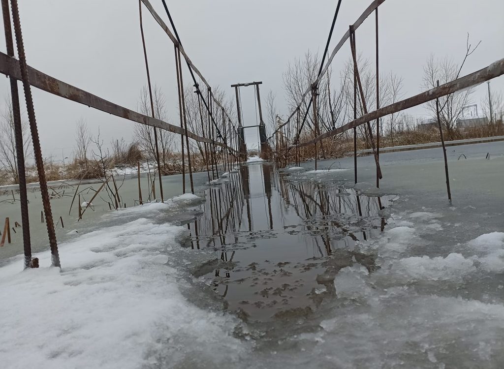 Затопило мост: на Харьковщине непогода отрезала село от цивилизации