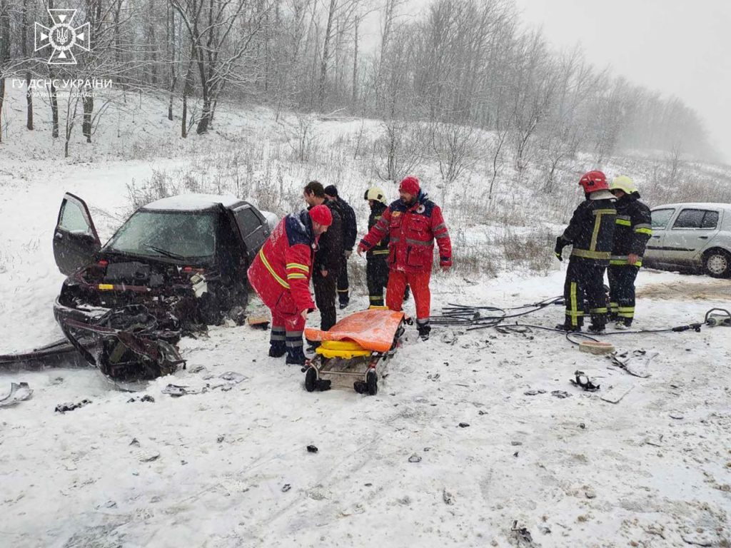 ДТП на окружній під Харковом: водіїв деблокували рятувальники