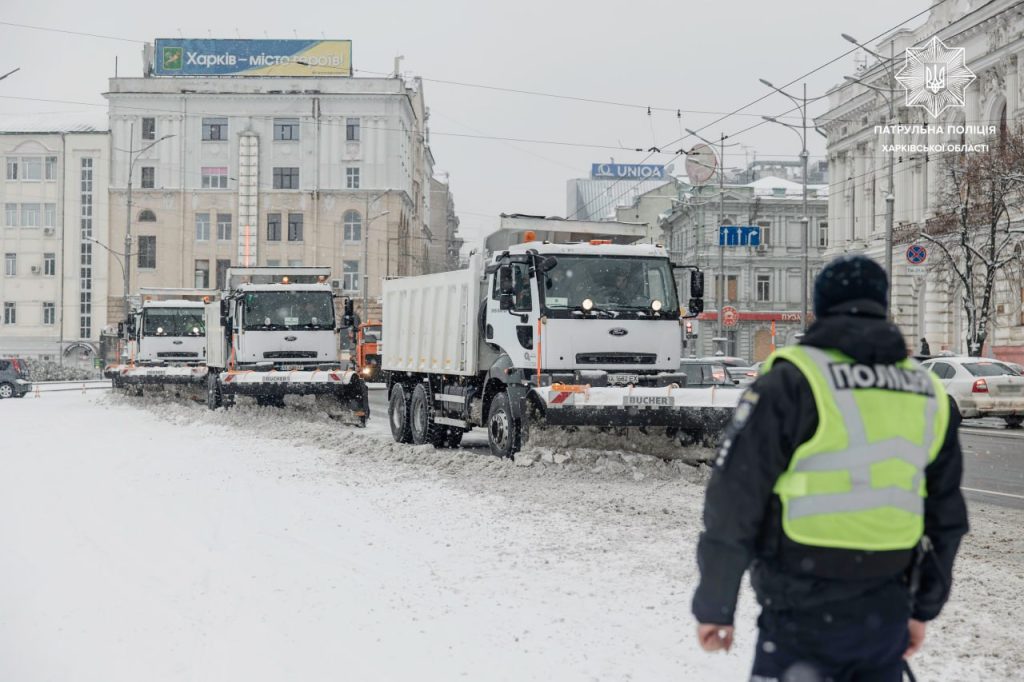 Харків засипало снігом: на вулицях працюють техніка та двірники (фото, відео)