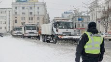 Харьков засыпало снегом: на улицах работают техника и дворники (фото, видео)