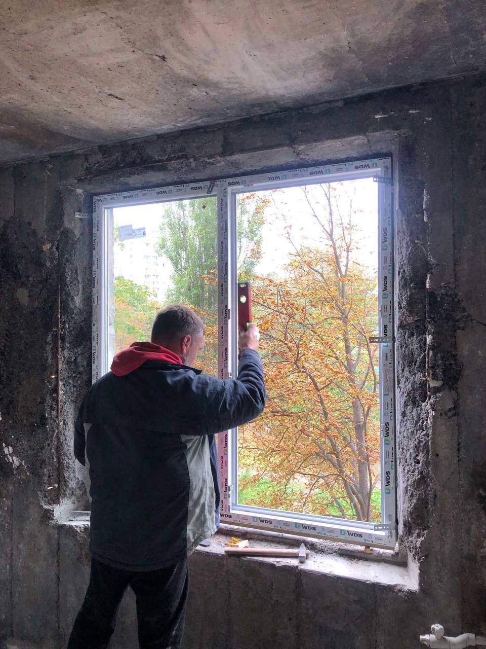 Вставляют окна в доме в Харькове