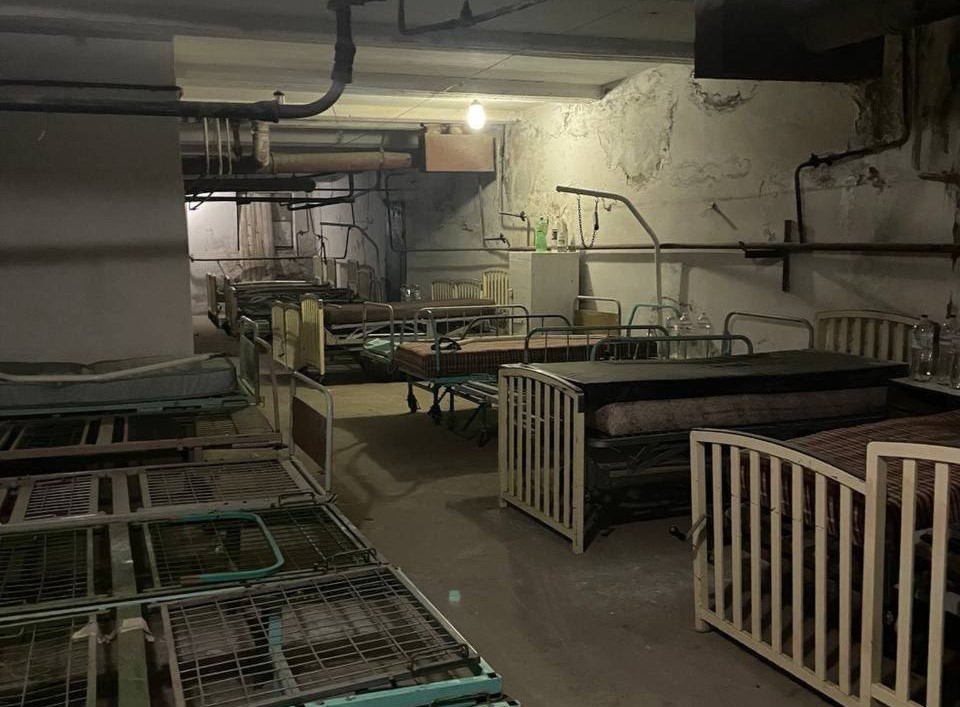 Занедбане укриття знайшли в діючій лікарні в місті на Харківщині (фото)