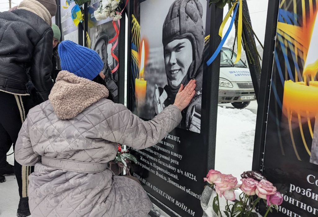 У місті на Харківщині відкрили Алею Слави з 53 фото загиблих військових (фото)