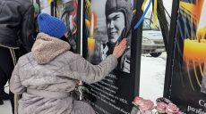 В городе на Харьковщине открыли Аллею Славы с 53 фото погибших военных (фото)
