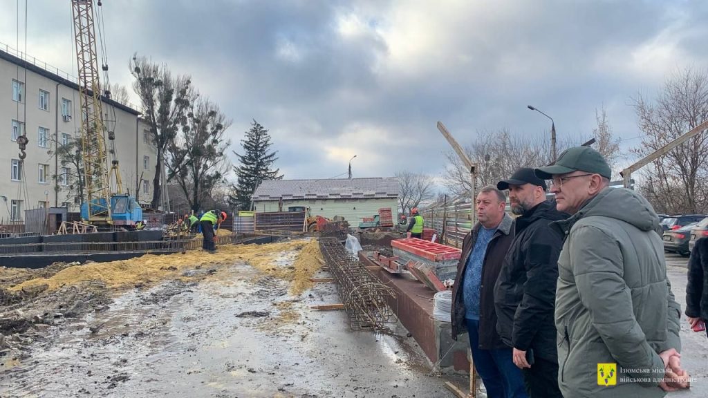 В Ізюмі почали відновлювати міську лікарню, що розбита обстрілами