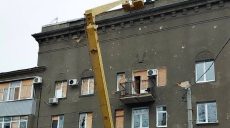 У Харкові комунальники усувають наслідки прильотів (фото)