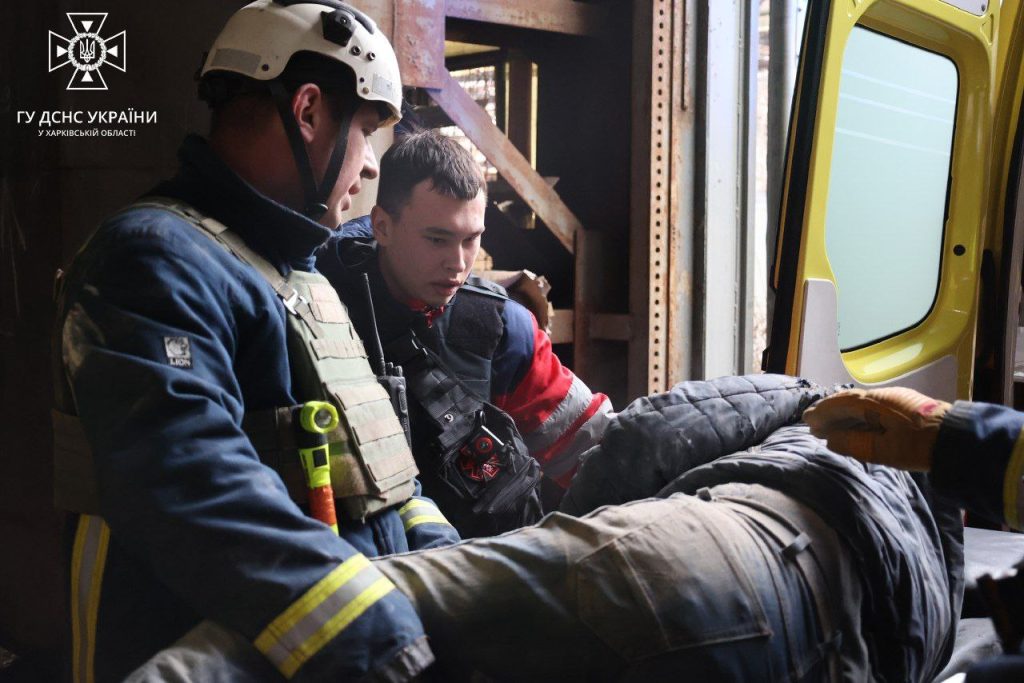 Ракетний удар по Харкову: чоловіка дістали з-під завалів, евакуювали дітей