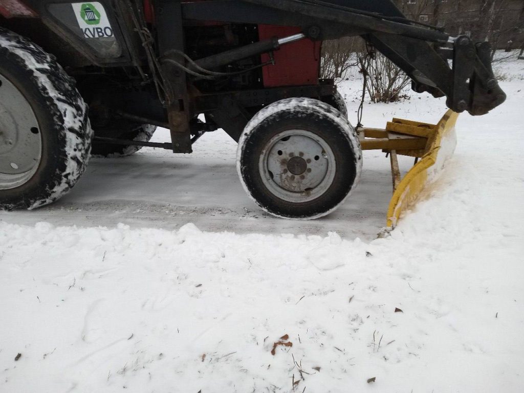КВБО помогает убирать снег и лед на улицах Харькова