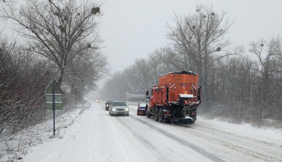 Снег на дорогах Харьковской области убирают около 150 единиц техники