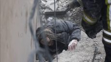 Як у Харкові з-під завалів витягли чоловіка – відео ДСНС
