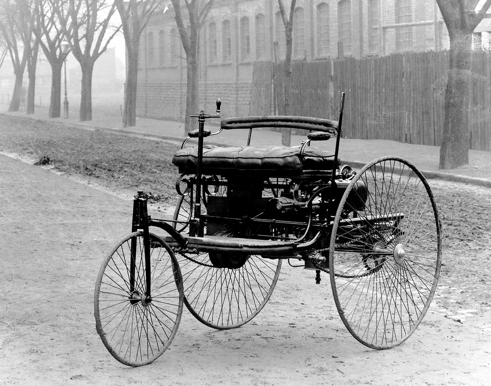 Первый автомобиль Бенца с бензиновым двигателем