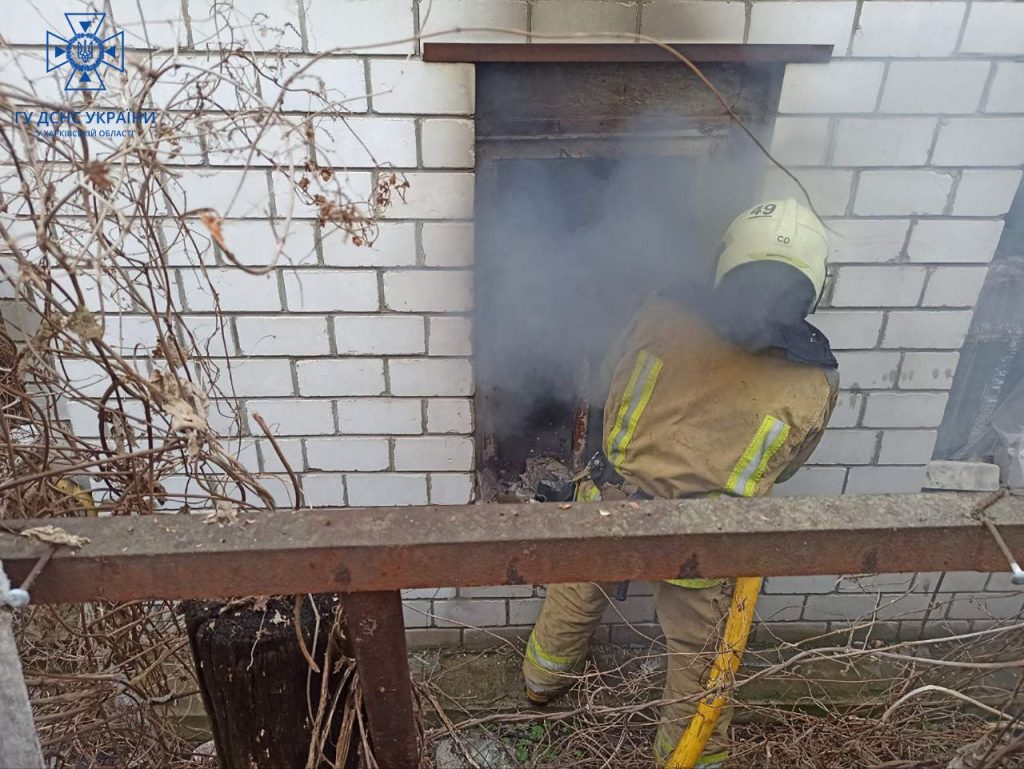 Женщину из горящего дома на Харьковщине спасли ГСЧСники (фото)