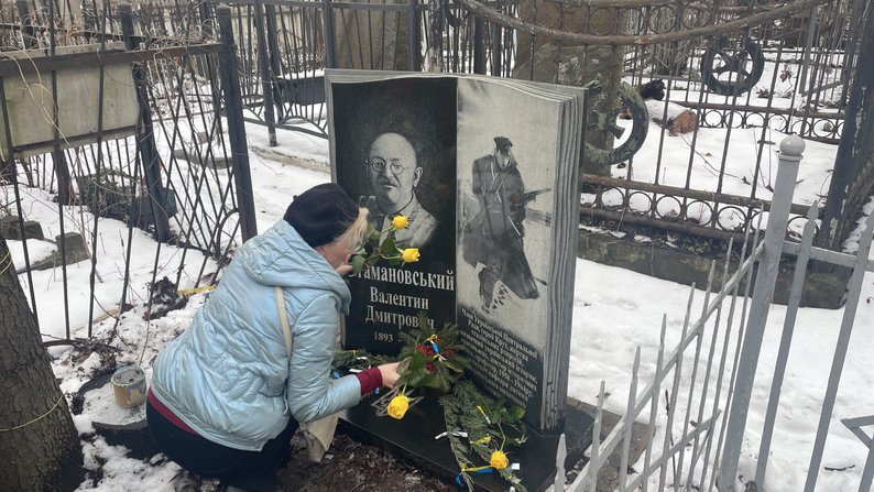 У Харкові принесли квіти на могилу Героя Крут (фото)