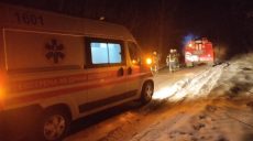 На Харківщині «швидка» з пацієнткою застрягла на слизькій дорозі