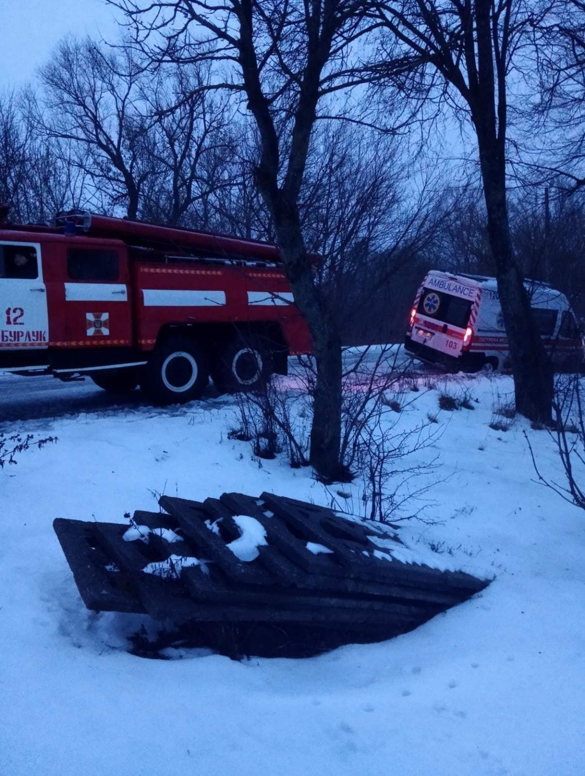 На Харківщині авто «швидкої» злетіло з дороги: допомагали ДСНСники (фото)